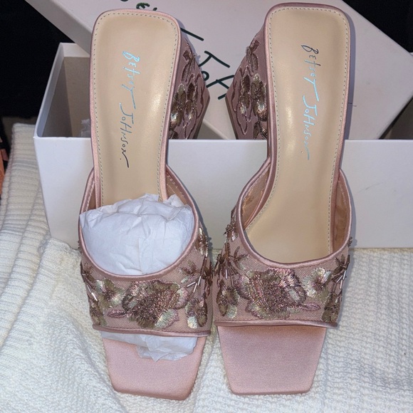 Betsey Johnson Pink Blush and Gold Floral - Picture 3 of 10